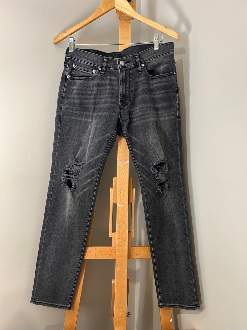 Abercrombie & Fitch | Men's Skinny Taper Distressed Jeans | W30 L32
